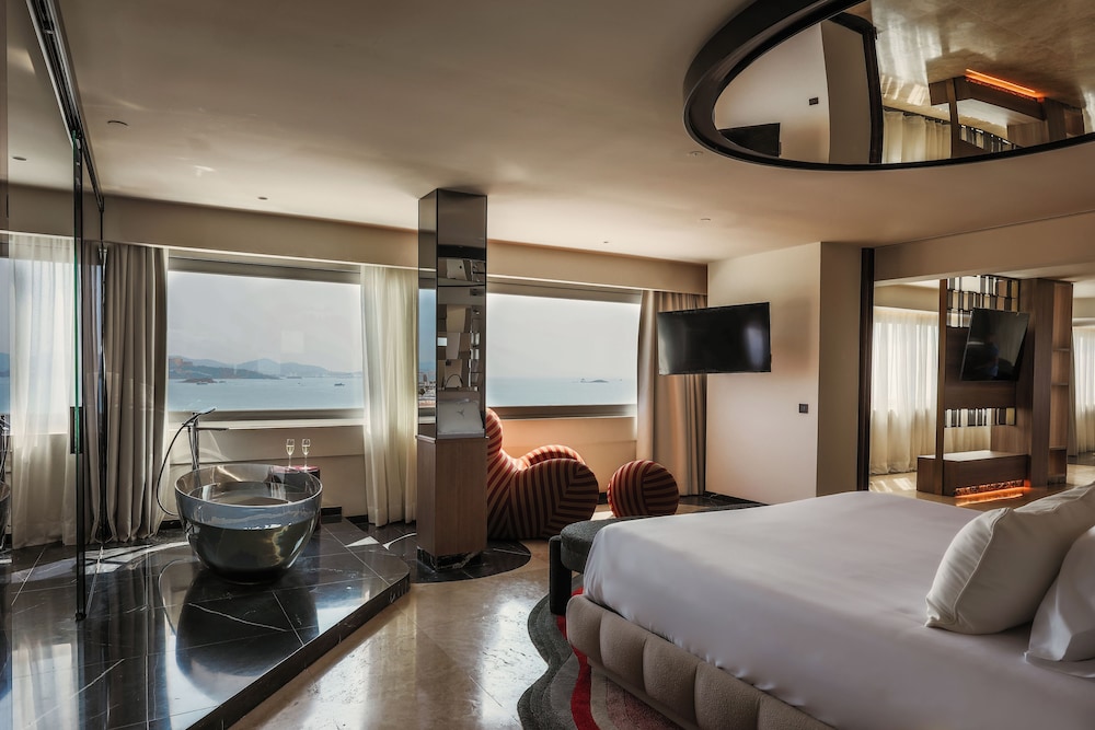 The Unexpected Ibiza Hotel - Ushuaïa Club entrance included — Hotel rooms in Playa d'en Bossa, Balearic Islands