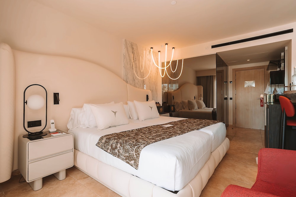 The Unexpected Ibiza Hotel - Ushuaïa Club entrance included — Hotel rooms in Playa d'en Bossa, Balearic Islands