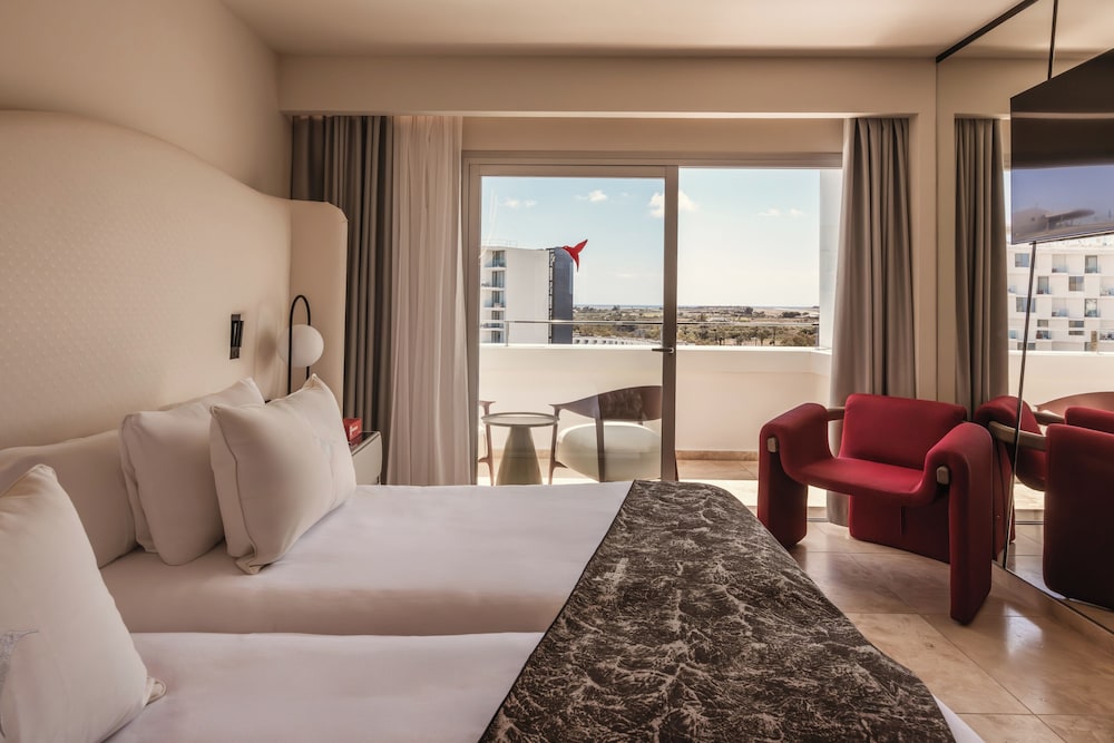 The Unexpected Ibiza Hotel - Ushuaïa Club entrance included — Hotel rooms in Playa d'en Bossa, Balearic Islands