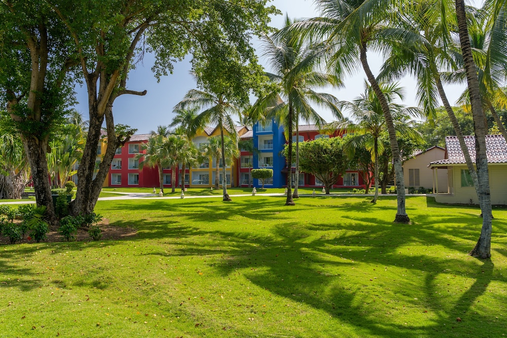 Tropical Deluxe Princess - All Inclusive — Hotel building in Bavaro, La Altagracia