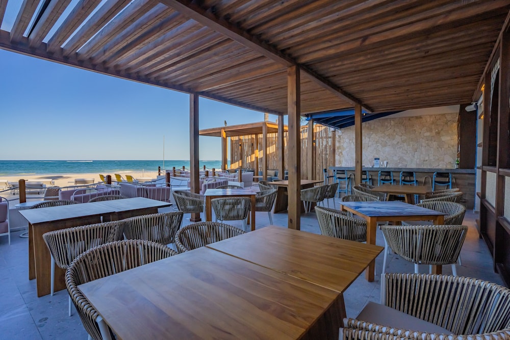 Tropical Deluxe Princess - All Inclusive — Restaurant & bars in Bavaro, La Altagracia