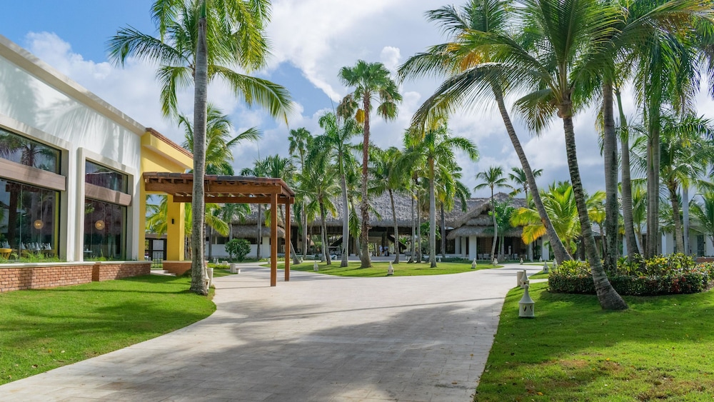 Tropical Deluxe Princess - All Inclusive — Hotel building in Bavaro, La Altagracia