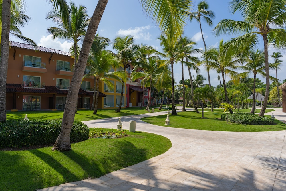 Tropical Deluxe Princess - All Inclusive — Hotel building in Bavaro, La Altagracia