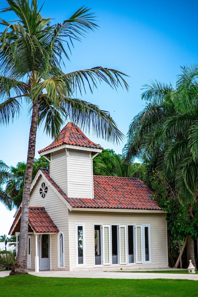 Tropical Deluxe Princess - All Inclusive — Hotel building in Bavaro, La Altagracia