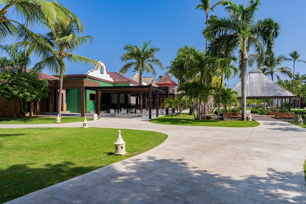 Tropical Deluxe Princess - All Inclusive — Hotel building in Bavaro, La Altagracia