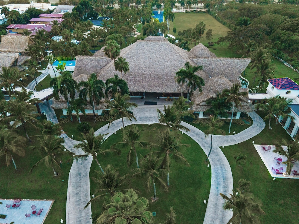 Tropical Deluxe Princess - All Inclusive — Hotel building in Bavaro, La Altagracia