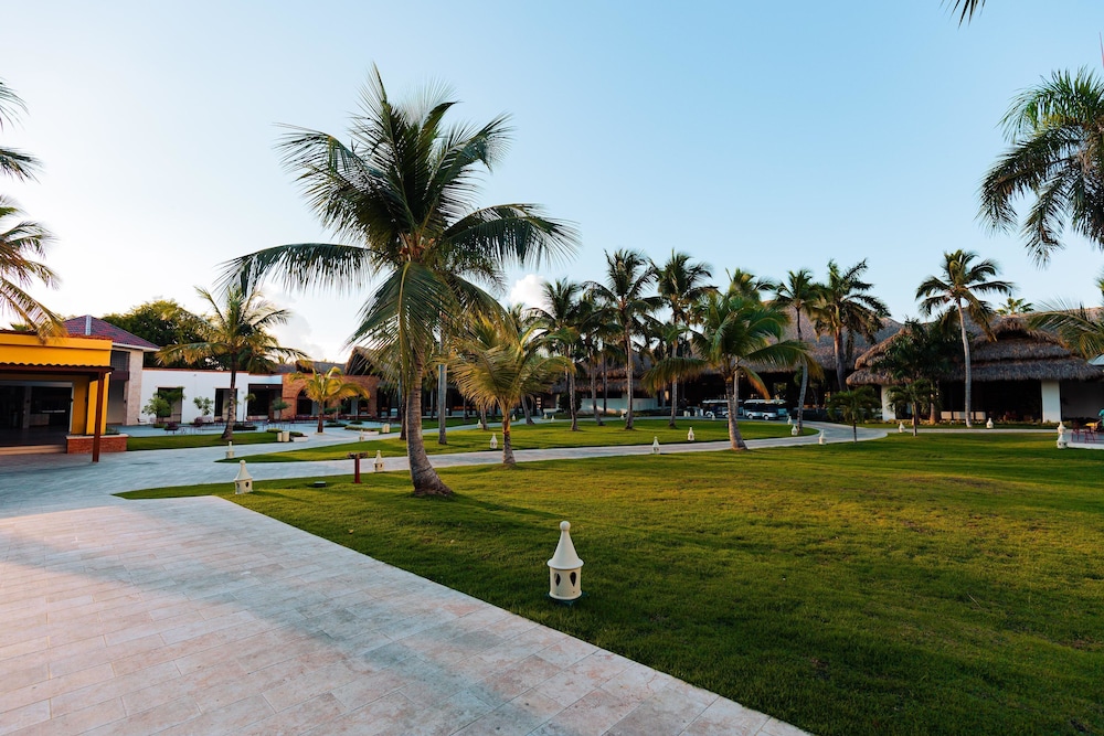 Tropical Deluxe Princess - All Inclusive — Hotel building in Bavaro, La Altagracia