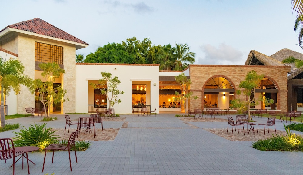 Tropical Deluxe Princess - All Inclusive — Hotel building in Bavaro, La Altagracia