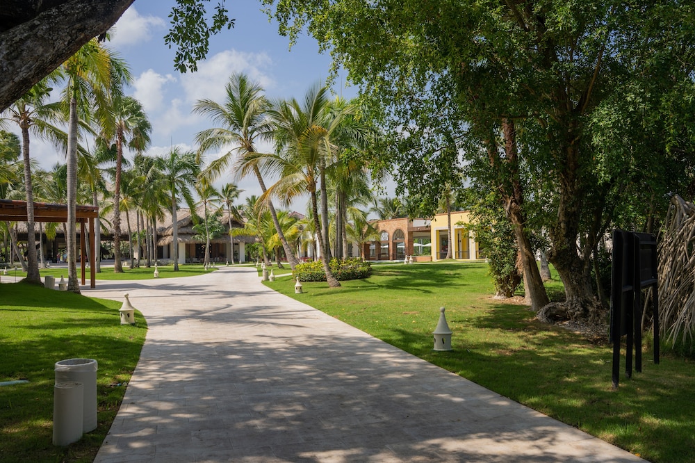 Tropical Deluxe Princess - All Inclusive — Hotel building in Bavaro, La Altagracia