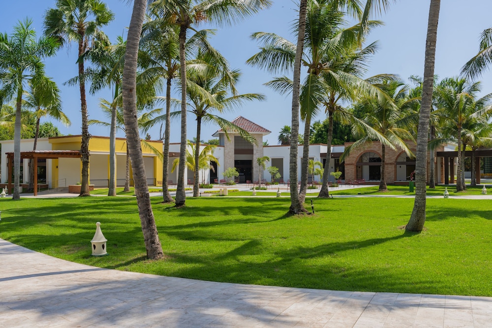 Tropical Deluxe Princess - All Inclusive — Hotel building in Bavaro, La Altagracia