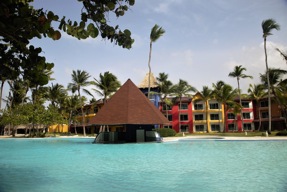 Tropical Deluxe Princess - All Inclusive — Hotel building in Bavaro, La Altagracia