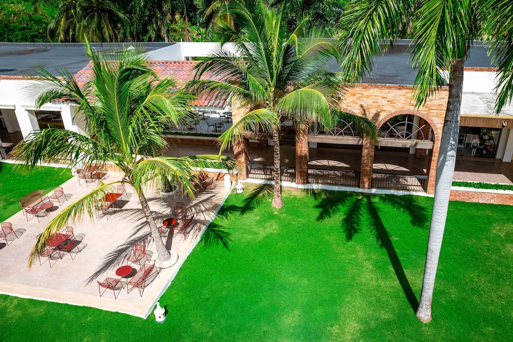 Tropical Deluxe Princess - All Inclusive — Hotel building in Bavaro, La Altagracia