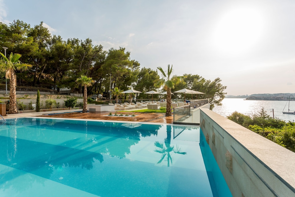 Hotel Eden — Swimming pool in Podstrana, Split-Dalmatia