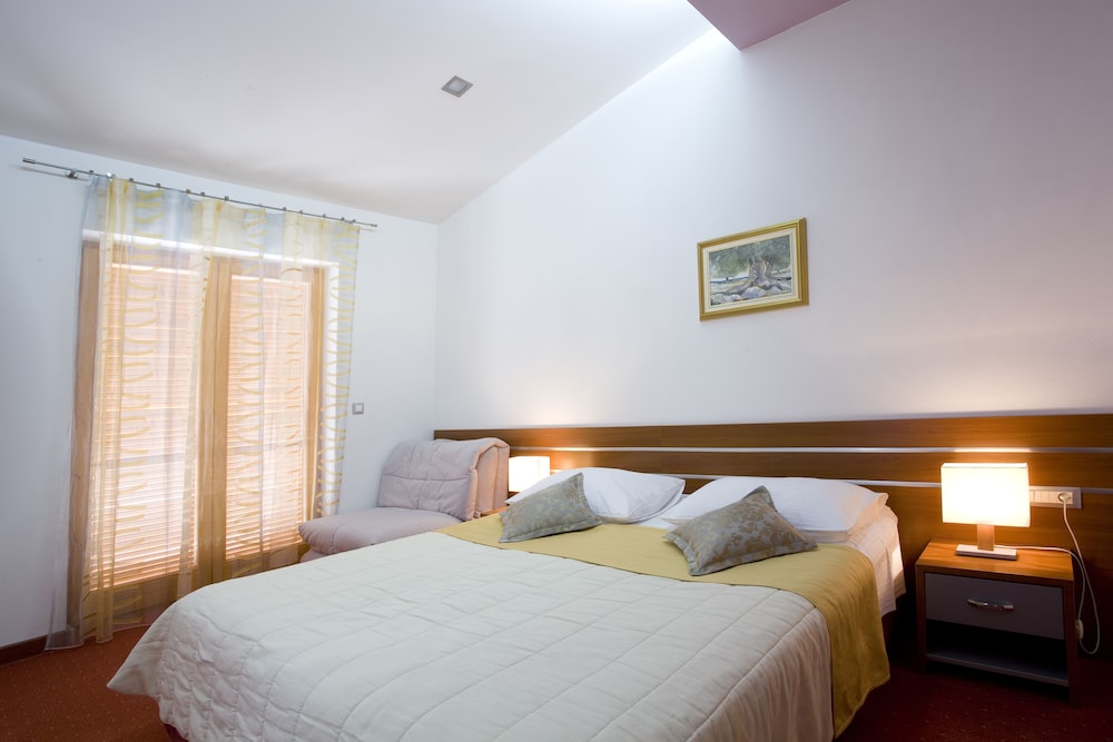 Hotel Eden — Hotel rooms in Podstrana, Split-Dalmatia