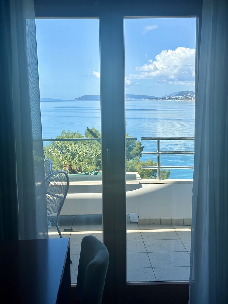Hotel Eden — Hotel rooms in Podstrana, Split-Dalmatia