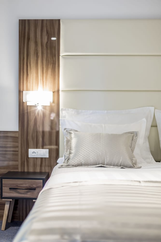 Hotel Eden — Hotel rooms in Podstrana, Split-Dalmatia