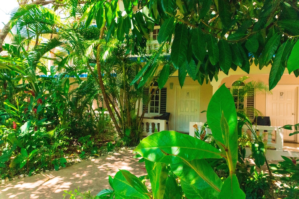 Travellers Beach Resort — Hotel building in Negril