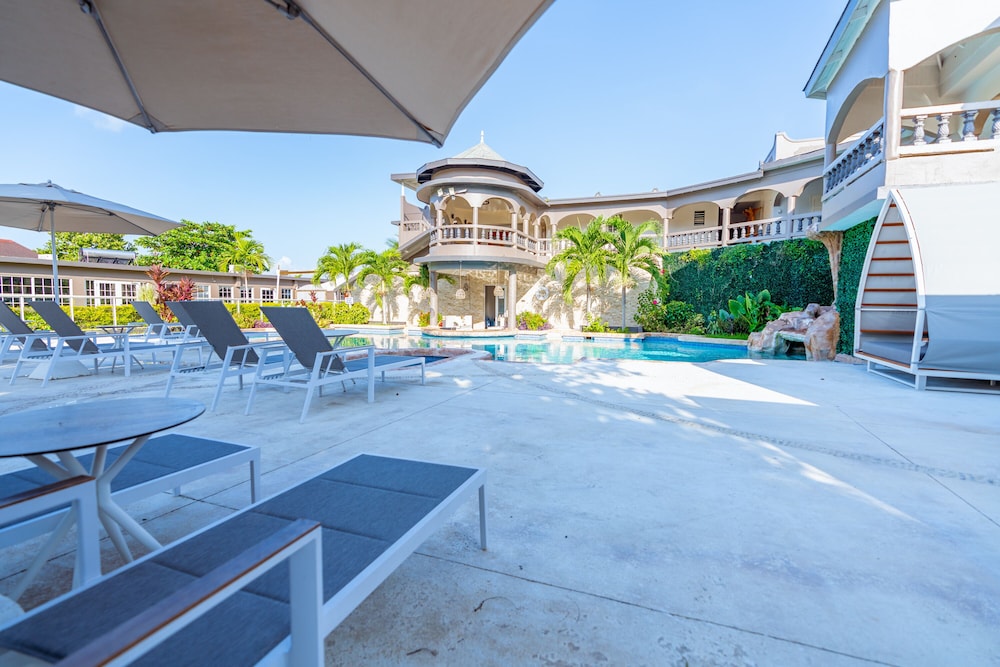 Travellers Beach Resort — Swimming pool in Negril
