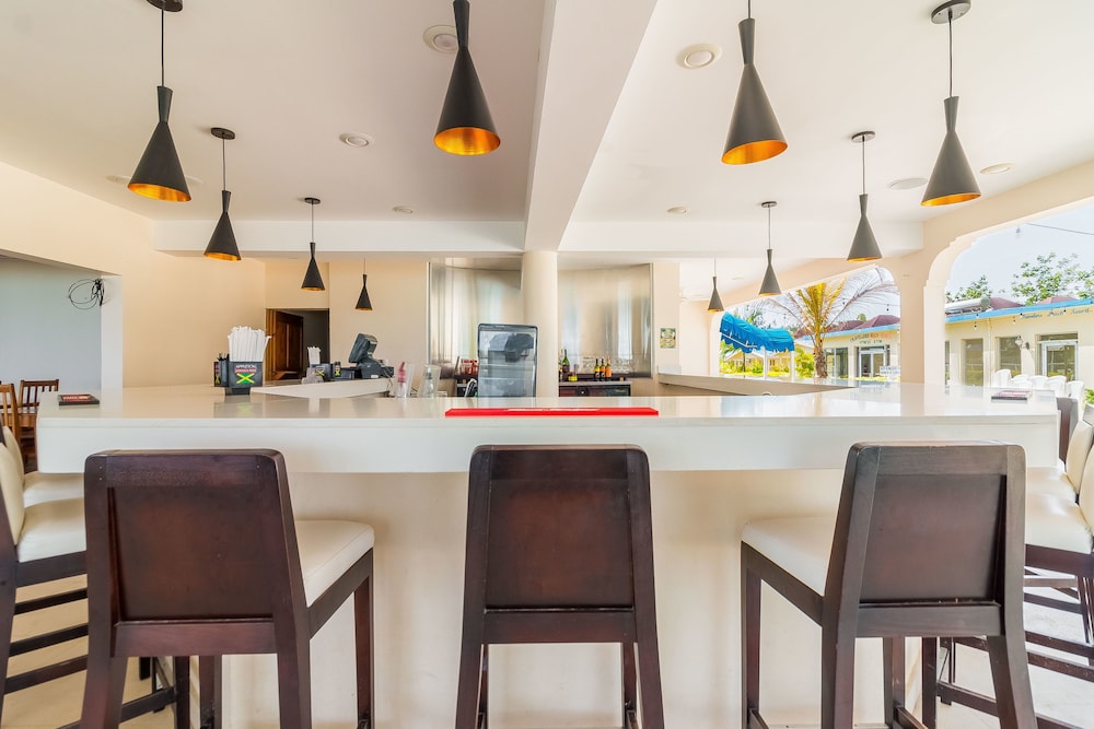 Travellers Beach Resort — Restaurant & bars in Negril
