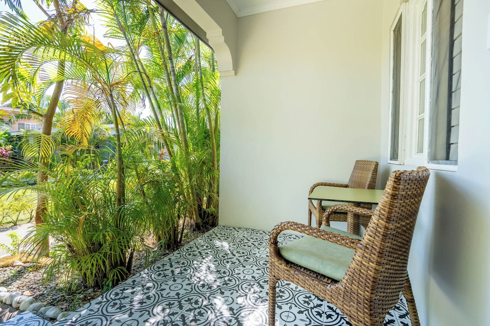 Travellers Beach Resort — Hotel building in Negril