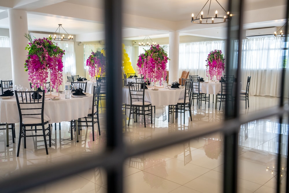 Travellers Beach Resort — Restaurant & bars in Negril