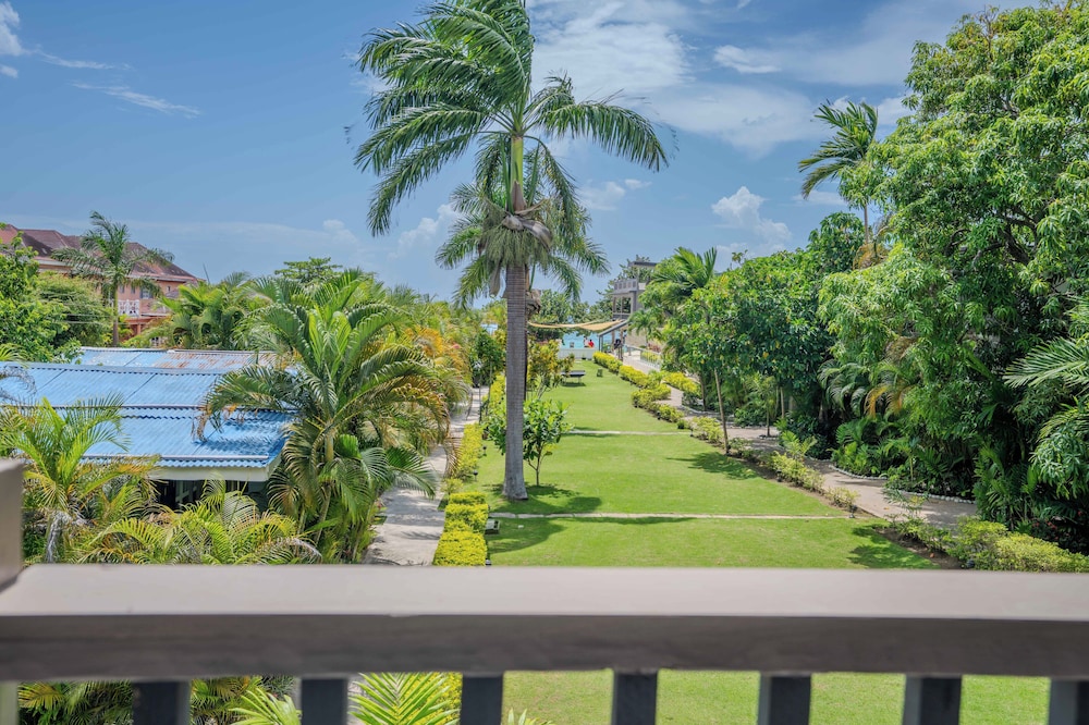 Travellers Beach Resort — Hotel building in Negril