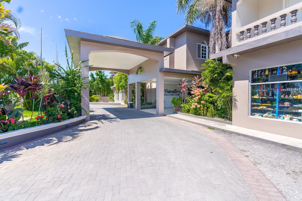 Travellers Beach Resort — Hotel building in Negril