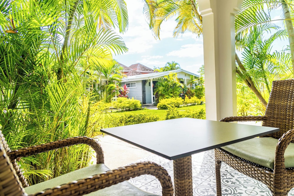 Travellers Beach Resort — Hotel building in Negril