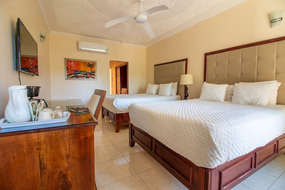 Travellers Beach Resort — Hotel rooms in Negril