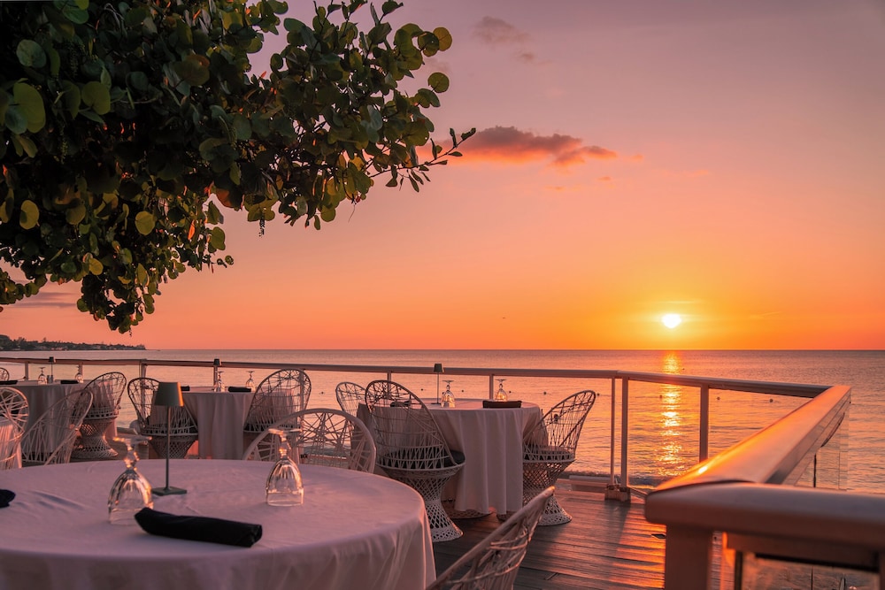 Travellers Beach Resort — Restaurant & bars in Negril