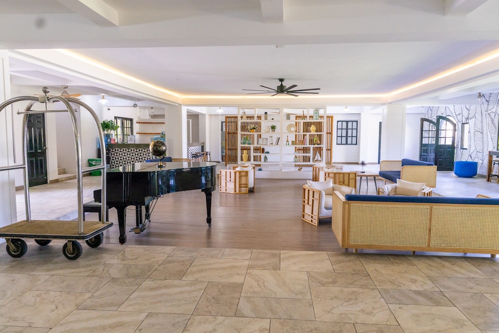 Travellers Beach Resort — Hotel building in Negril