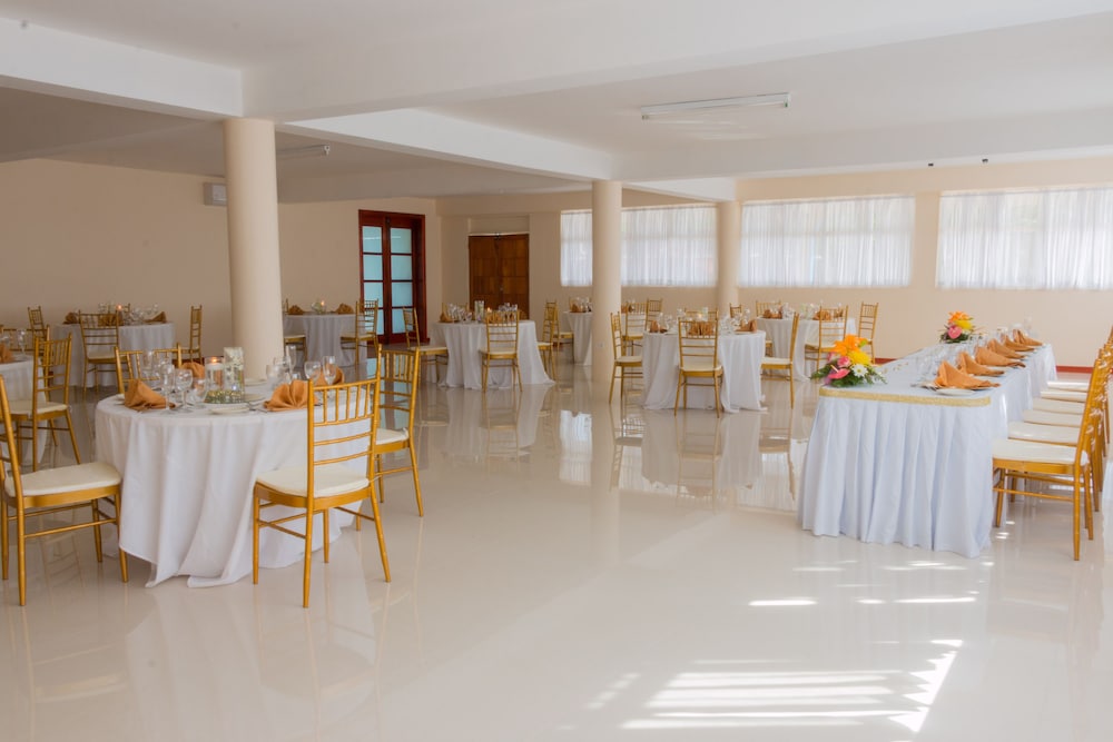 Travellers Beach Resort — Hotel building in Negril