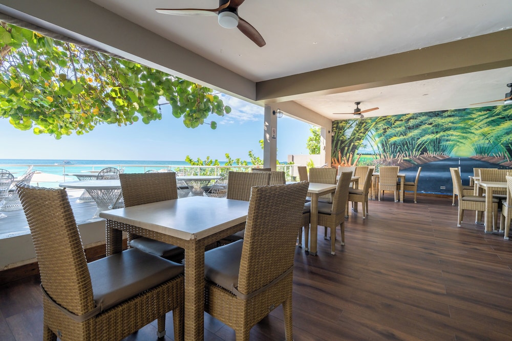 Travellers Beach Resort — Restaurant & bars in Negril
