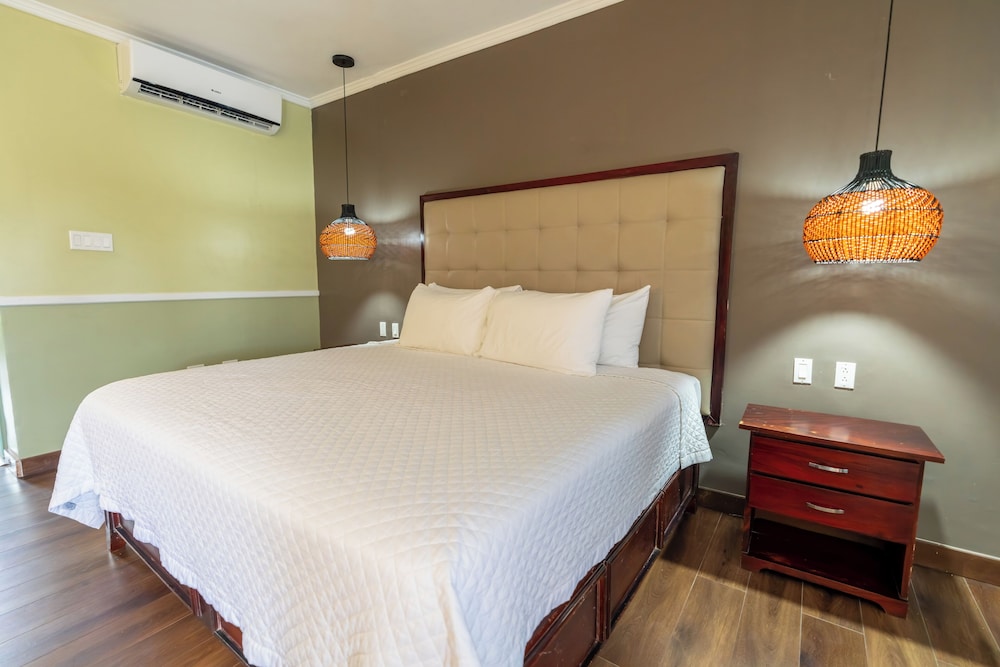 Travellers Beach Resort — Hotel rooms in Negril