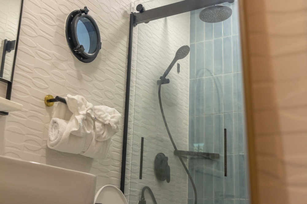 Travellers Beach Resort — Hotel rooms in Negril