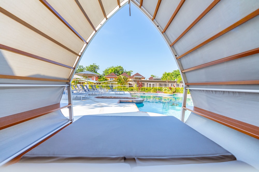 Travellers Beach Resort — Swimming pool in Negril