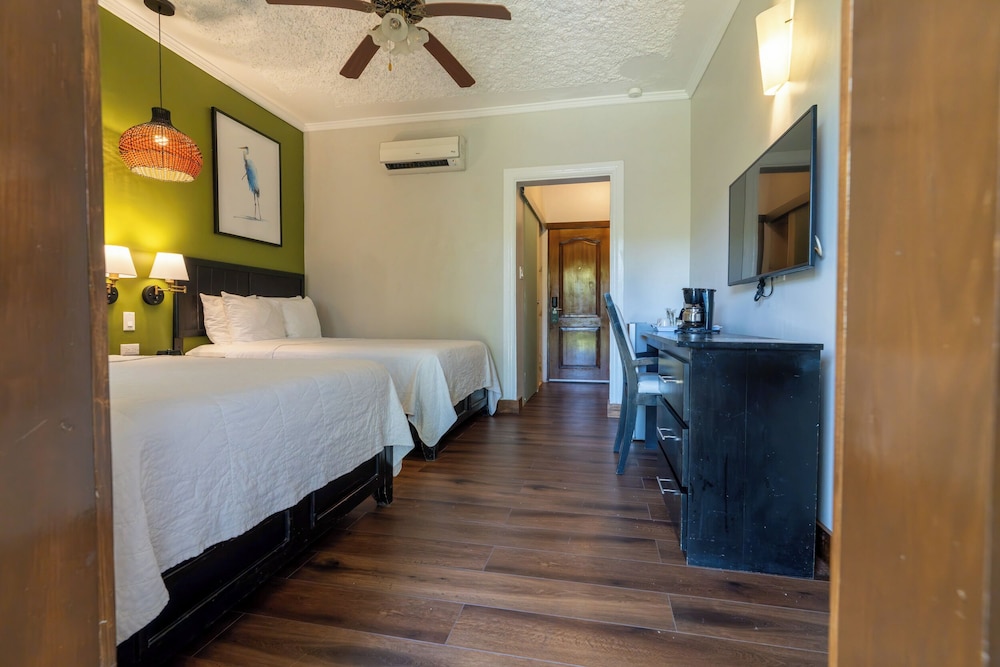 Travellers Beach Resort — Hotel rooms in Negril