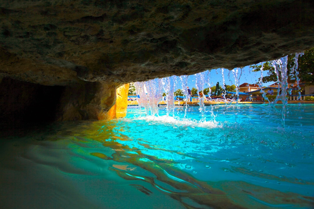 Travellers Beach Resort — Swimming pool in Negril