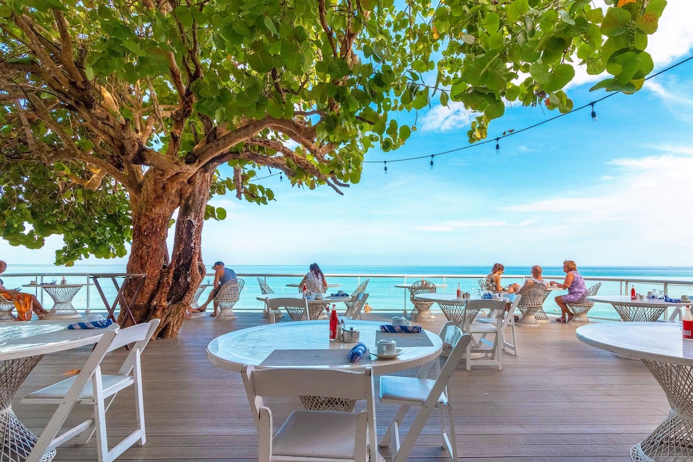 Travellers Beach Resort — Restaurant & bars in Negril