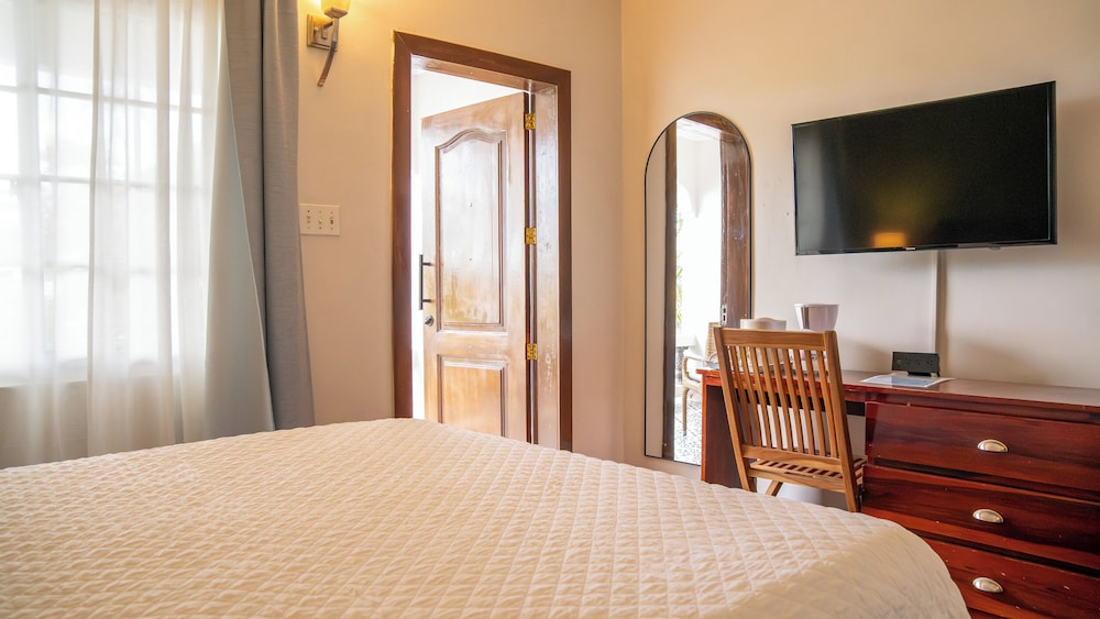 Travellers Beach Resort — Hotel rooms in Negril