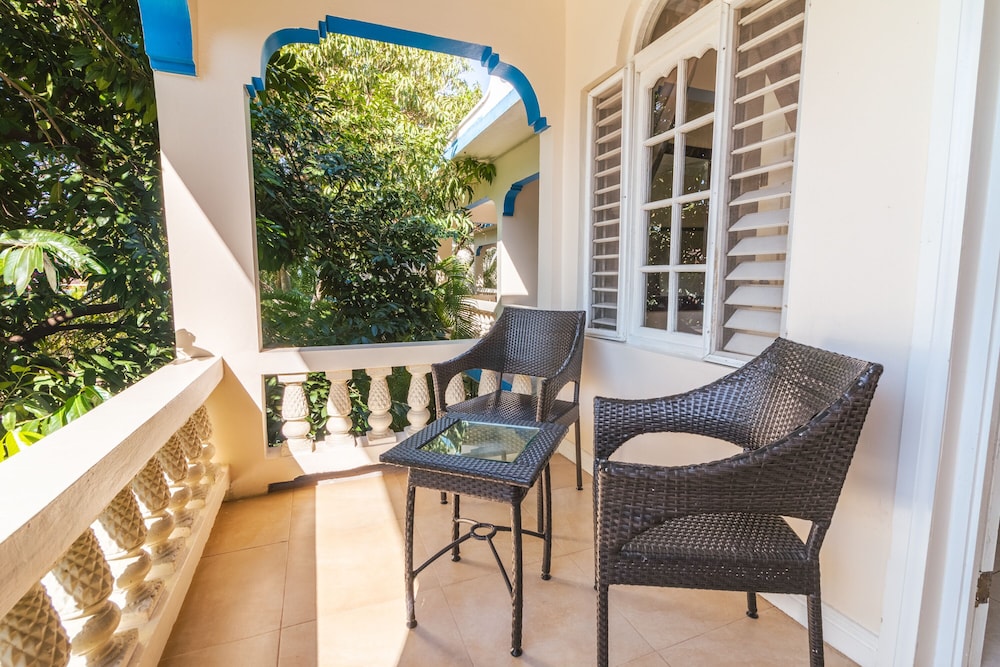 Travellers Beach Resort — Hotel building in Negril