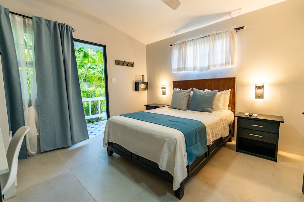 Travellers Beach Resort — Hotel rooms in Negril