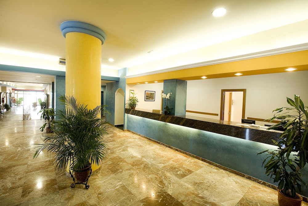 Hotel Monarque Torreblanca — Hotel building in Fuengirola, Andalusia