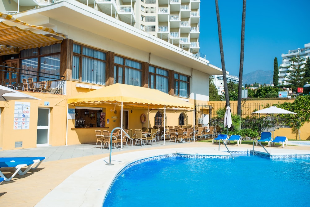 Hotel Monarque Torreblanca — Swimming pool in Fuengirola, Andalusia