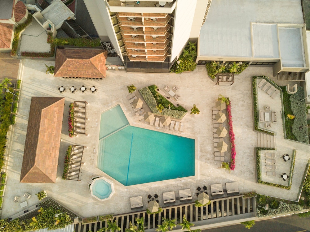 Sheraton Santo Domingo Hotel — Swimming pool in Santo Domingo, Distrito Nacional