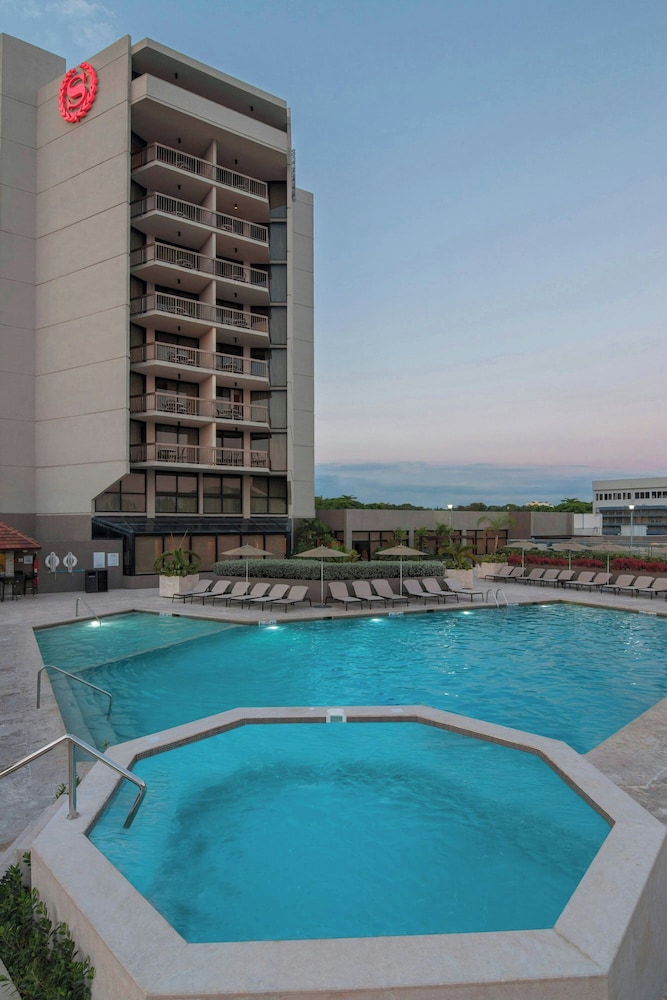 Sheraton Santo Domingo Hotel — Swimming pool in Santo Domingo, Distrito Nacional