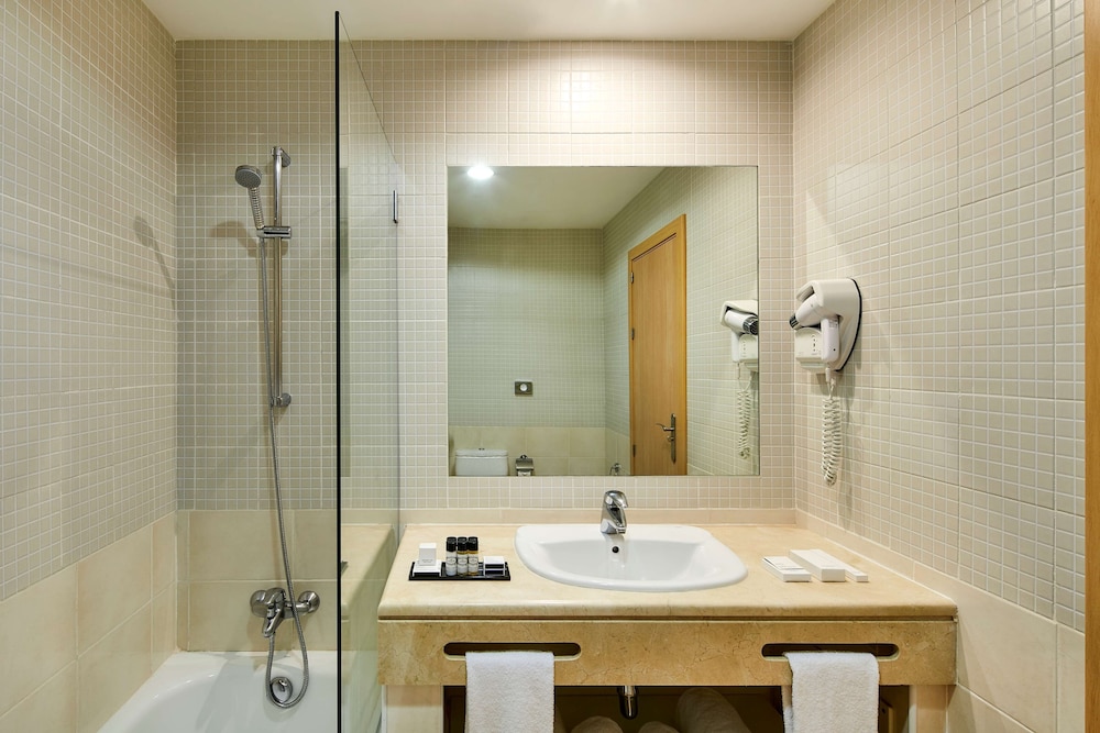 NH Marina Portimao Resort — Hotel rooms in Portimão, Faro