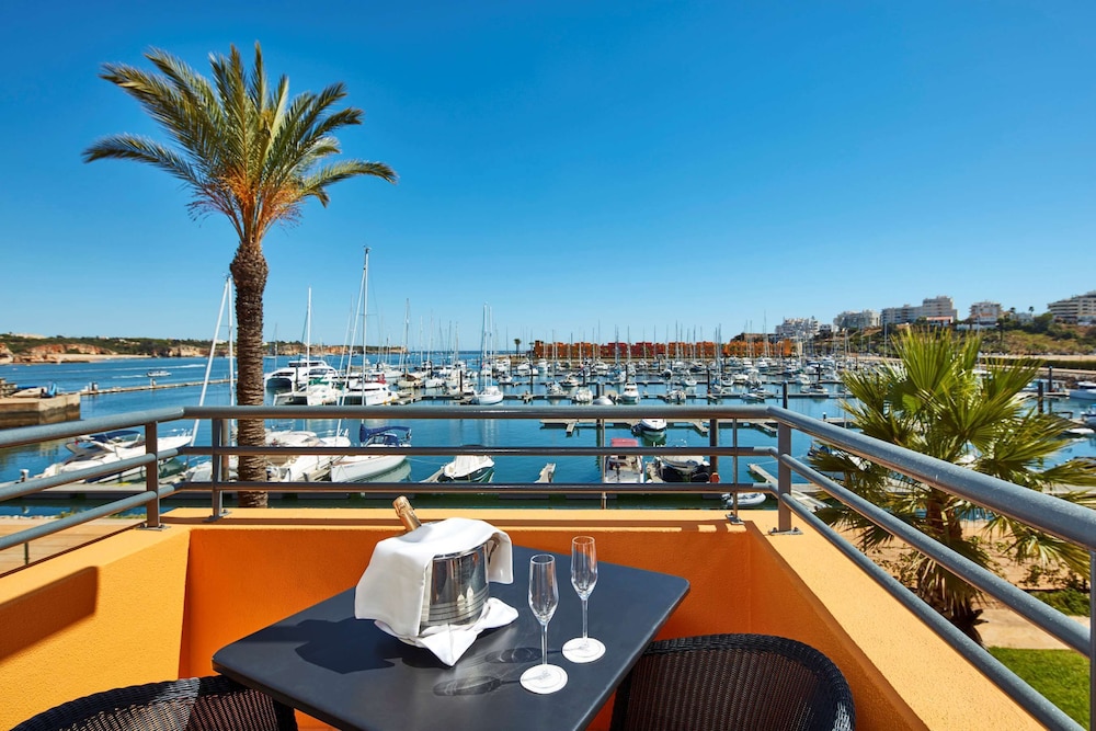 NH Marina Portimao Resort — Restaurant & bars in Portimão, Faro