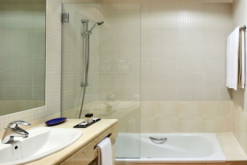 NH Marina Portimao Resort — Hotel rooms in Portimão, Faro