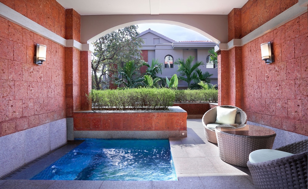 Hilton Goa Resort Candolim — Swimming pool in Candolim, Goa